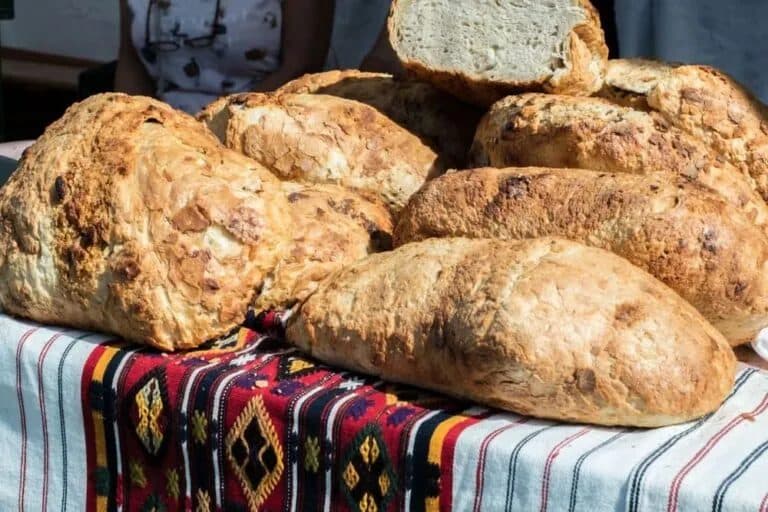 Pâine de casă coaptă pe vatră – Rețetă tradițională din Țara Făgărașului