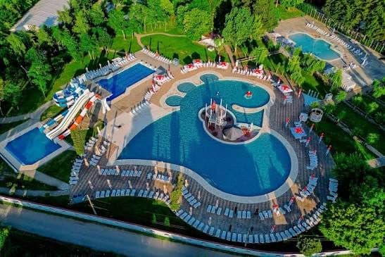 Ștrandul Laguna Albastră – O zi de relaxare în Țara Făgărașului