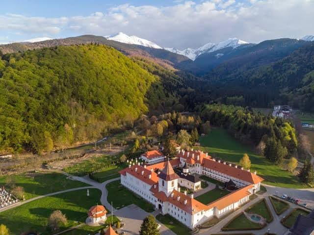 Sâmbăta de Sus – De la liniștea mănăstirii la poalele Munților Făgăraș